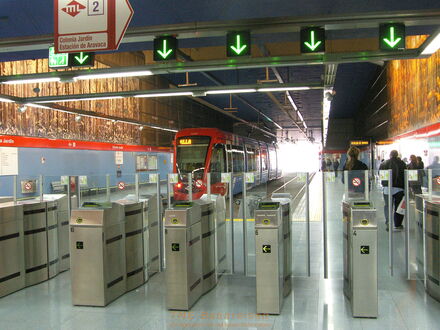 Der kontrollierte Zugang zu den Straßenbahnlinien 2 und 3 der Metro Ligero Oeste in der Metrostation Colonia Jardín