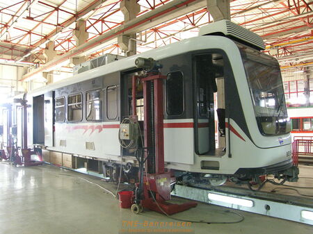 Die Fahrzeuge für die Metro in Izmir fertigte um die Jahrtausendwende die Firma Adtranz. Aufgenommen im Depot Halkapinar