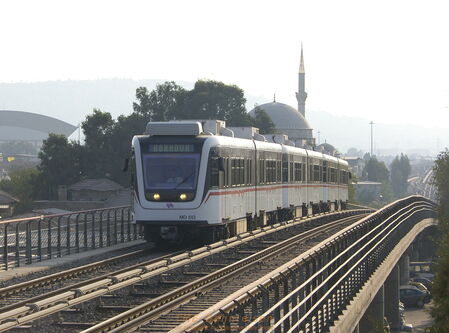 Der nordöstliche Abschnitt der 11,5 km langen Metrolinie von Izmir verläuft oberirdisch und meist aufgeständert 