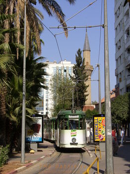 Ein längeres Stück fährt die Straßenbahn durch die Fußgängerzone