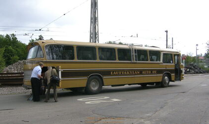 Mit einem 40 Jahre alten Omnibus ging die Fahrt vom Straßenbahndepot zum Flughafen