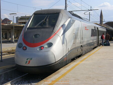 Abfahrbereit steht hier ein Hochgeschwindigkeitszug ETR 500 mit dem Zweisystemtriebkopf 404 506 zur Fahrt nach Rom und Neapel