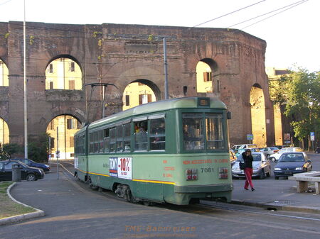 7081 (1949) fährt durch die Porta Maggiore der Stadtmauer aus altrömischer Zeit