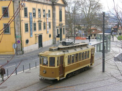 Die neue Endhaltestelle Batalha der wiedererstandenen Linie 22 in Porto