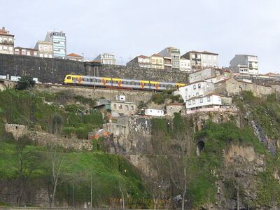 Nahverkehrszug der CP im Steilhang zwischen den Bahnhöfen Campanha und Sao Bento