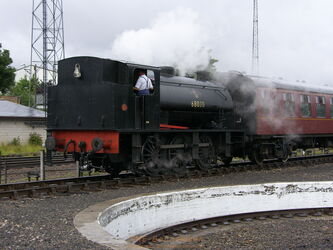 Der Dampfzug der Strathspey Steam Railway fährt ein