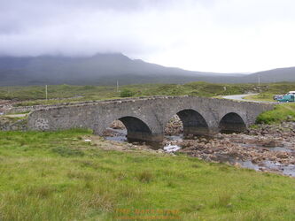 Nicht gerade aus der Römerzeit, aber doch ziemlich alt war diese Straßenbrücke auf der Insel Skye