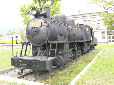Erinnerung an die große Zeit der Dampfloks. Denkmal auf dem Bahnhofsvorplatz in Hualien